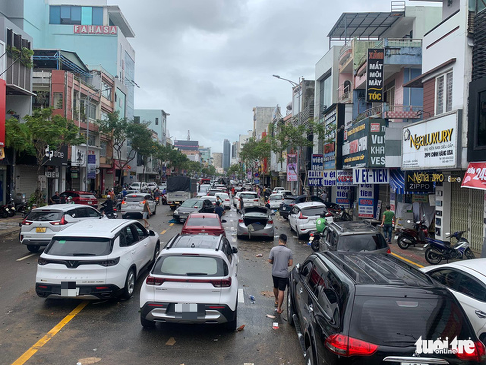 Sáng sớm 15-10, hàng ngàn xe hơi nằm la liệt trên đường Đà Nẵng - Ảnh 1.