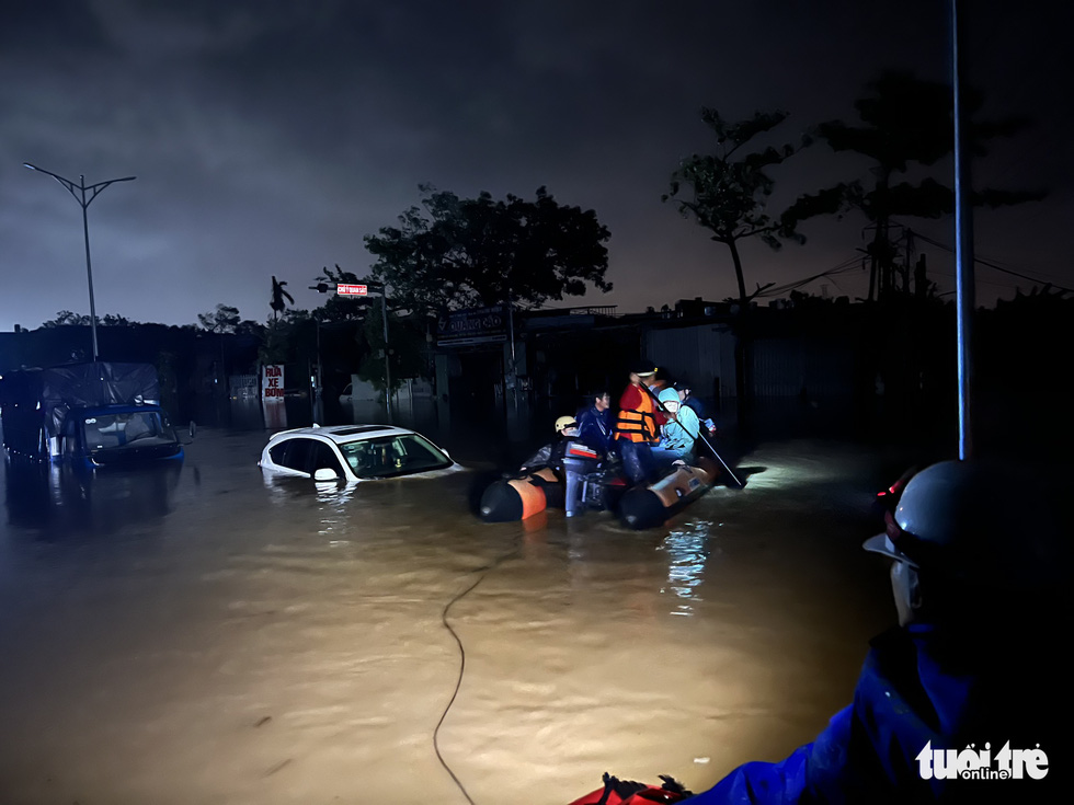 Nhóm xuồng hơi lần theo tiếng kêu cứu của người dân trong đêm ngập lụt