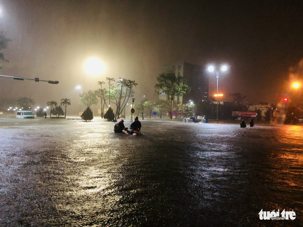 Những hình ảnh Đà Nẵng sau trận mưa lụt chưa từng thấy - Ảnh 1.