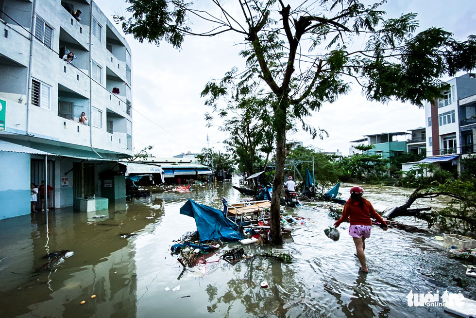 Những hình ảnh Đà Nẵng sau trận mưa lụt chưa từng thấy - Ảnh 7.