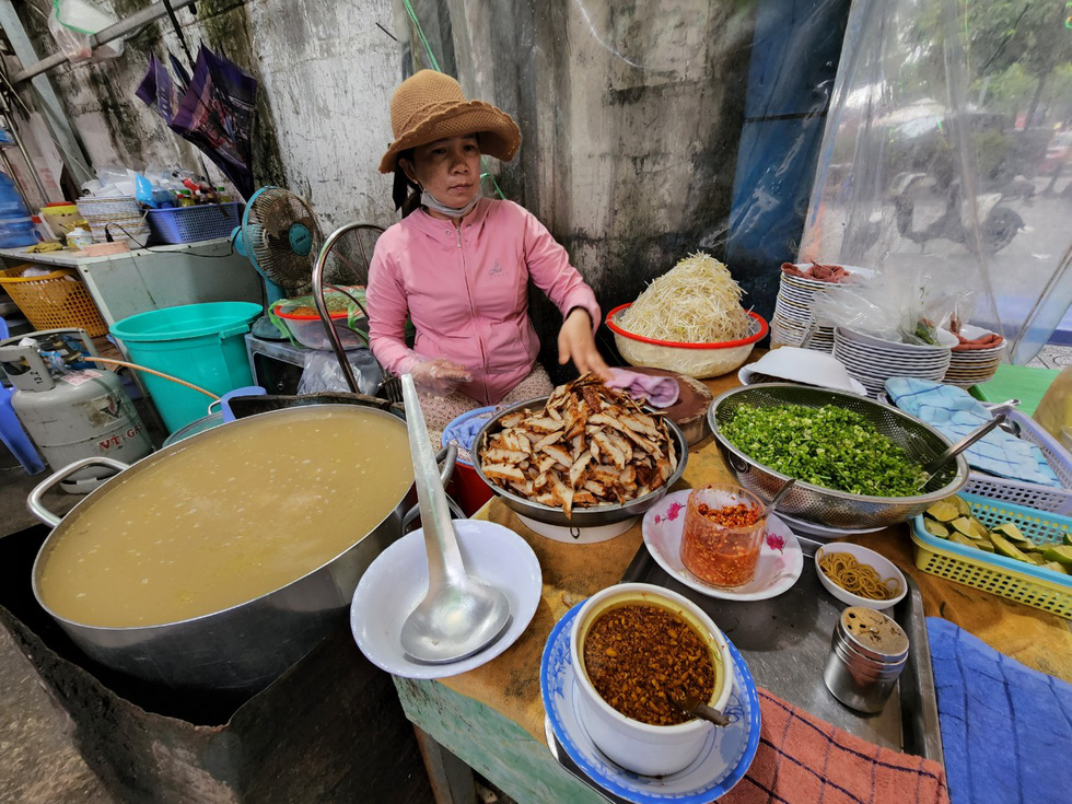 Tô cháo chả nóng hổi giữa trời chiều Phú Quốc mưa lâm thâm sao mà hợp lý đến thế - Ảnh 2.