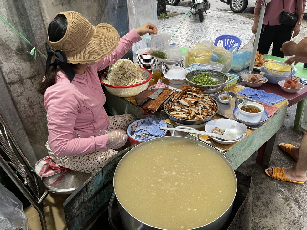 Tô cháo chả nóng hổi giữa trời chiều Phú Quốc mưa lâm thâm sao mà hợp lý đến thế - Ảnh 6.