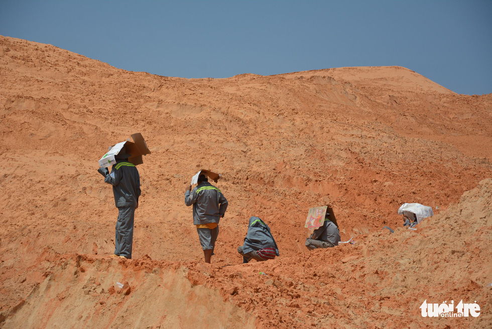 Hiện trường bới bùn cát tìm 3 công nhân mất tích vụ sập mỏ titan - Ảnh 5.