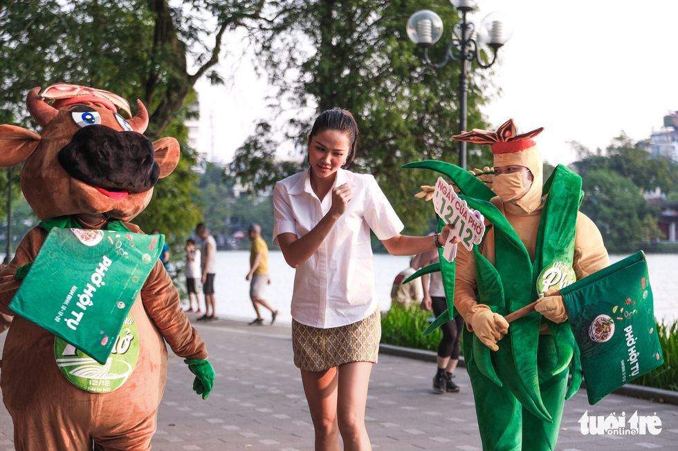Hoa hậu HHen Niê cùng Phở xuống phố thưởng thức quán phở đêm độc đáo nhất Hà Nội - Ảnh 6. Hoa hậu HHen Niê cùng Phở xuống phố thưởng thức quán phở đêm độc đáo nhất Hà Nội - Ảnh 6.