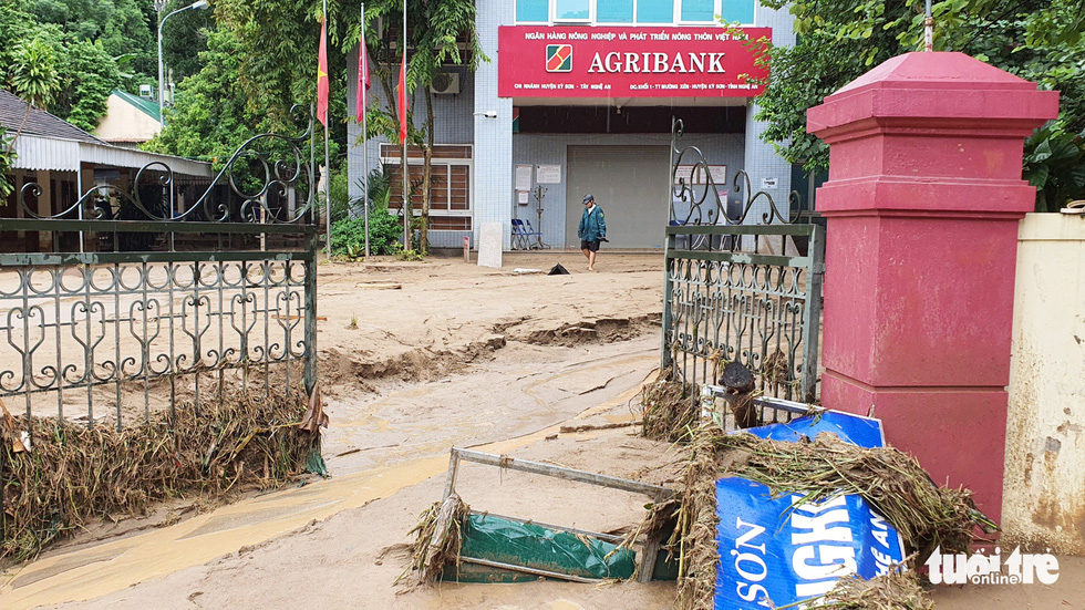 Lũ quét làm trôi ô tô, tràn đất đá vào ngân hàng, nhà cửa - Ảnh 7.