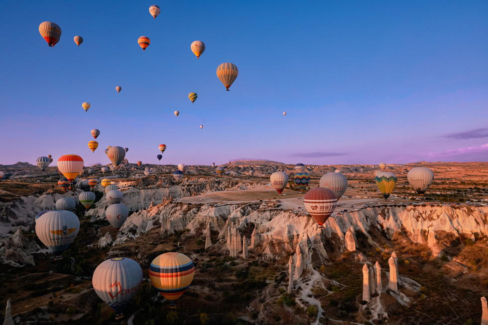 Bay khinh khí cầu trên những kỳ quan ở Cappadocia - Ảnh 1.