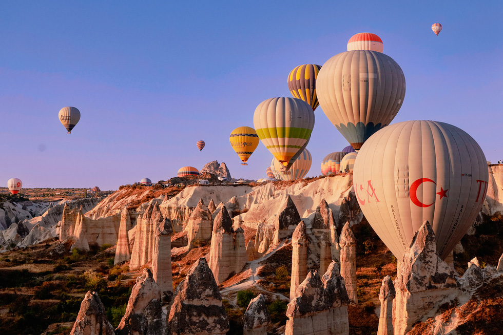 Bay khinh khí cầu trên những kỳ quan ở Cappadocia - Ảnh 2.