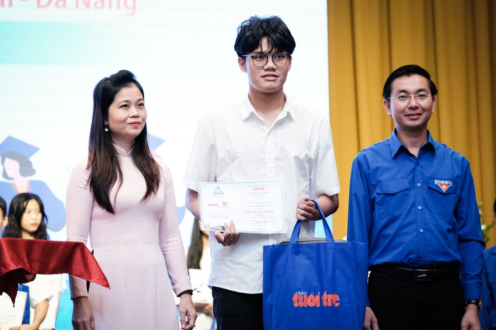 20 mùa Tiếp sức đến trường: Trao 100 suất học bổng sinh viên Quảng Nam - Đà Nẵng - Ảnh 6. 20 mùa Tiếp sức đến trường: Trao 100 suất học bổng sinh viên Quảng Nam - Đà Nẵng - Ảnh 6.