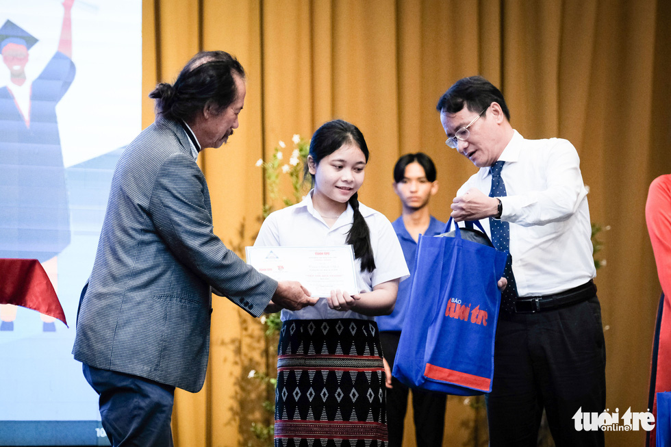20 mùa Tiếp sức đến trường: Trao 100 suất học bổng sinh viên Quảng Nam - Đà Nẵng - Ảnh 4.
