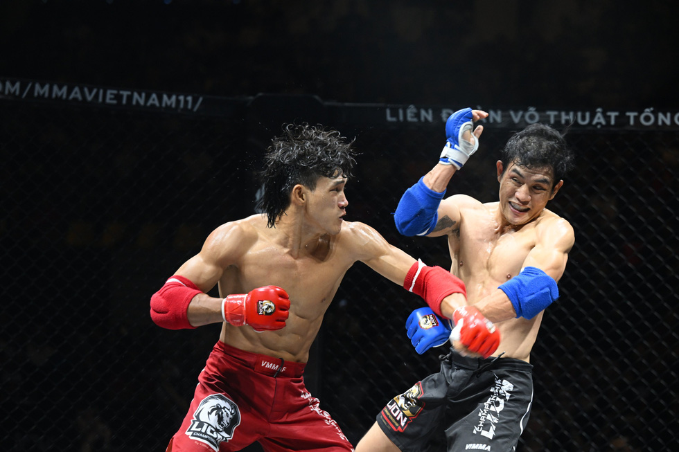 Nguyễn Trần Duy Nhất hạ knock-out đối thủ, Thanh Trúc mặc áo dài lên sàn MMA Việt Nam - Ảnh 1.