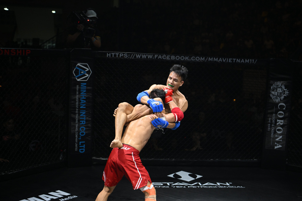 Nguyễn Trần Duy Nhất hạ knock-out đối thủ, Thanh Trúc mặc áo dài lên sàn MMA Việt Nam - Ảnh 5.