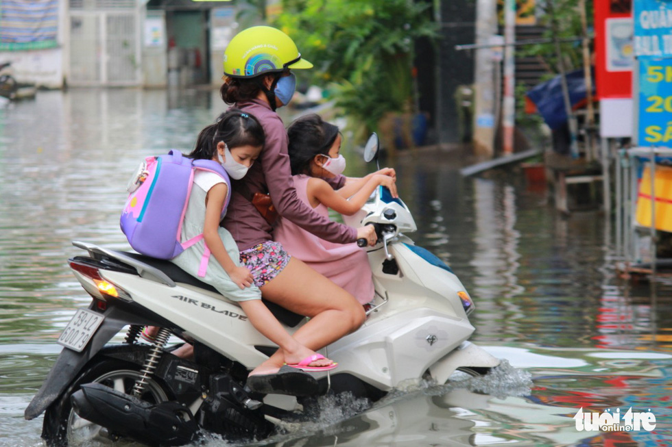 Triều cường lên đỉnh lại đúng giờ tan tầm - Ảnh 4.