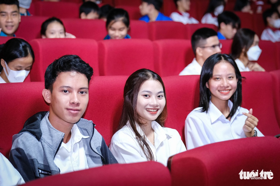 Đêm Quảng Trị yêu thương, Tiếp sức đến trường 100 tân sinh viên, mỗi bạn 15 triệu đồng - Ảnh 1. Đêm Quảng Trị yêu thương, Tiếp sức đến trường 100 tân sinh viên, mỗi bạn 15 triệu đồng - Ảnh 1.