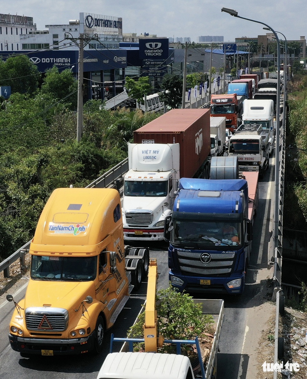 Nỗi ám ảnh của tài xế xe container: Chạy trăm kilômet mất 6 giờ - Ảnh 8. Nỗi ám ảnh của tài xế xe container: Chạy trăm kilômet mất 6 giờ - Ảnh 8.