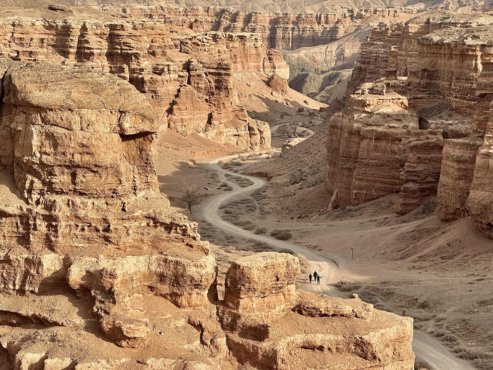 Theo chân du khách Việt ngắm thu vàng trên con đường tơ lụa từ Kazakhstan đến Kyrgyzstan - Ảnh 2. Theo chân du khách Việt ngắm thu vàng trên con đường tơ lụa từ Kazakhstan đến Kyrgyzstan - Ảnh 2.