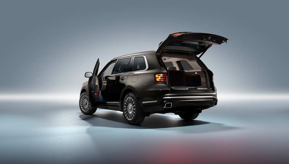 Hãng xe quốc dân Nga ra mắt SUV cạnh tranh Rolls-Royce Cullinan, giá đắt gấp rưỡi - Ảnh 6.