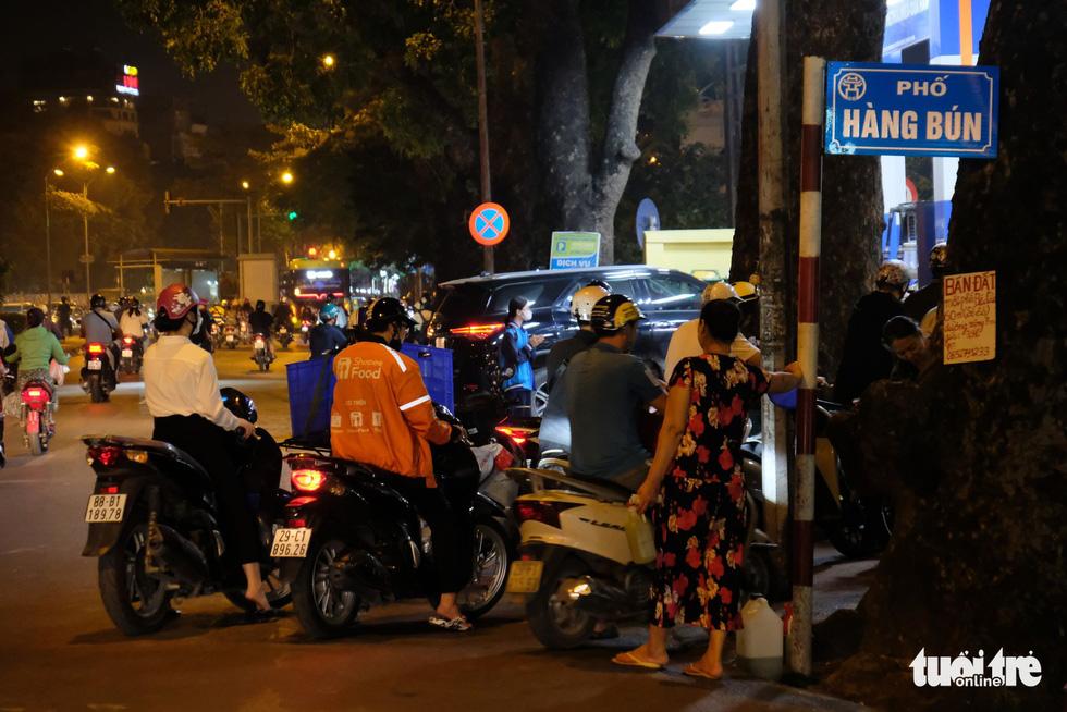 Giá xăng tăng, nhiều cửa hàng ở Hà Nội vẫn hết hàng hoặc bán ‘nhỏ giọt’ - Ảnh 11.