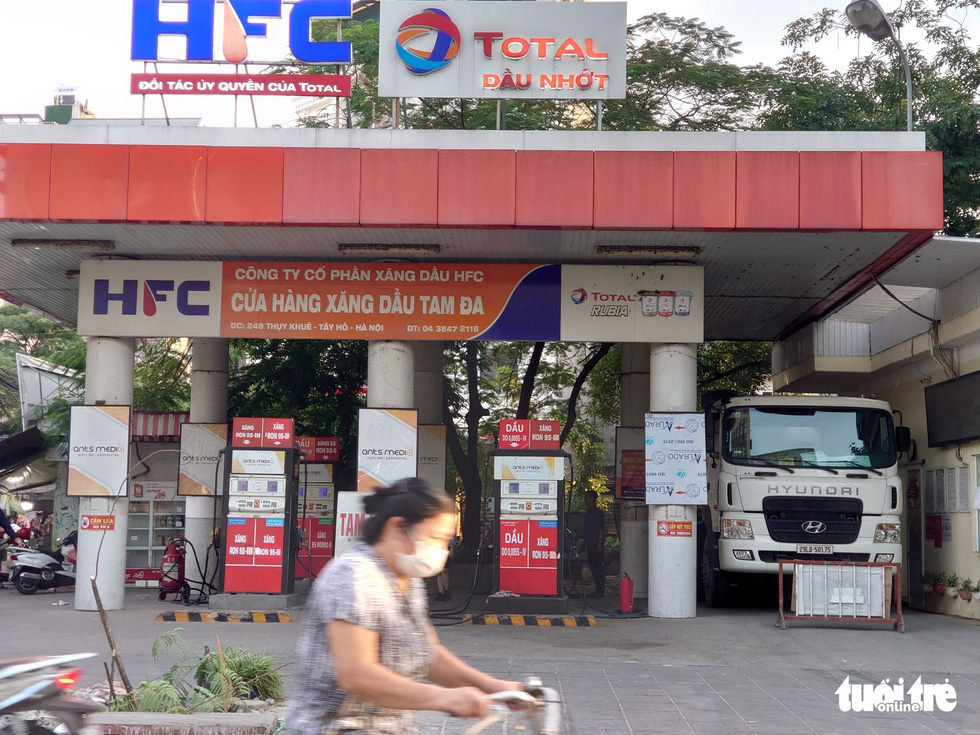 Giá xăng tăng, nhiều cửa hàng ở Hà Nội vẫn hết hàng hoặc bán ‘nhỏ giọt’ - Ảnh 5.