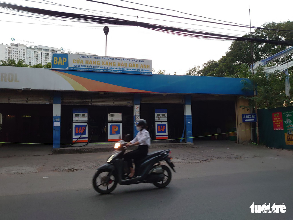 Giá xăng tăng, nhiều cửa hàng ở Hà Nội vẫn hết hàng hoặc bán ‘nhỏ giọt’ - Ảnh 8.