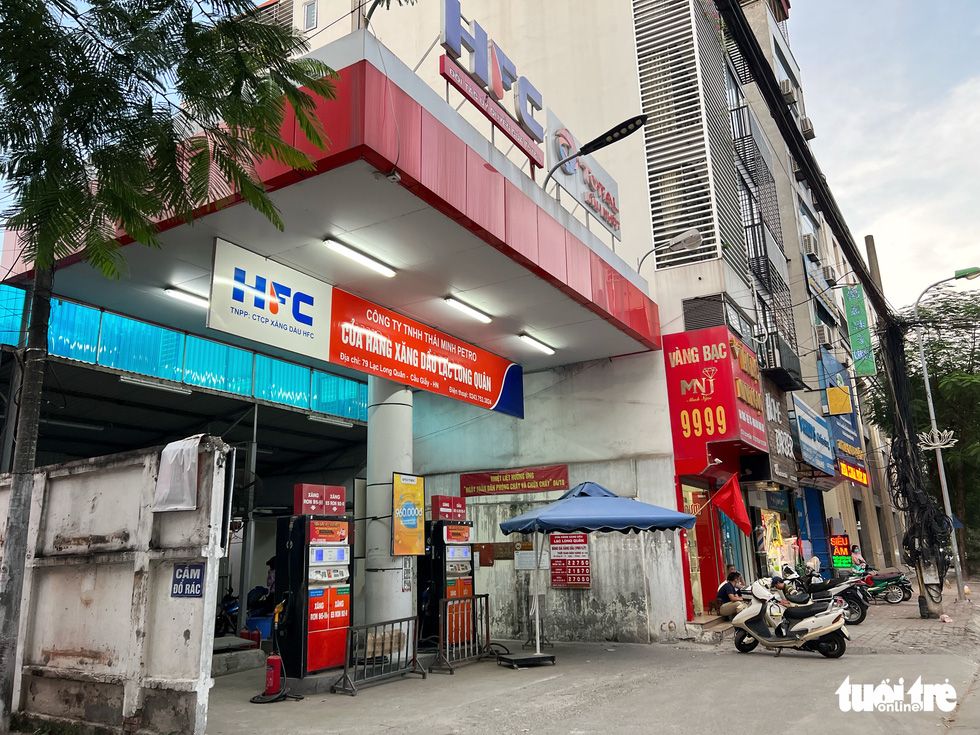 Giá xăng tăng, nhiều cửa hàng ở Hà Nội vẫn hết hàng hoặc bán ‘nhỏ giọt’ - Ảnh 3.