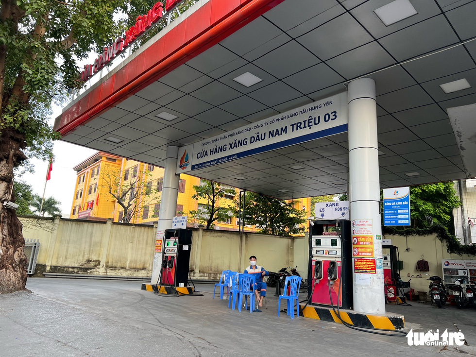 Giá xăng tăng, nhiều cửa hàng ở Hà Nội vẫn hết hàng hoặc bán ‘nhỏ giọt’ - Ảnh 6.