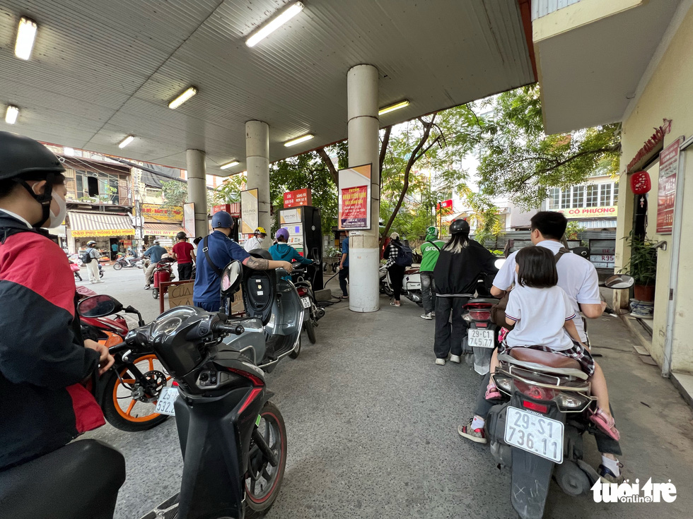Giá xăng tăng, nhiều cửa hàng ở Hà Nội vẫn hết hàng hoặc bán ‘nhỏ giọt’ - Ảnh 2.