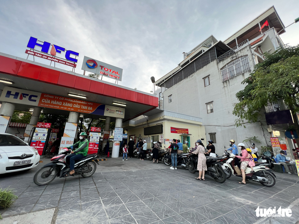 Giá xăng tăng, nhiều cửa hàng ở Hà Nội vẫn hết hàng hoặc bán ‘nhỏ giọt’ - Ảnh 4.