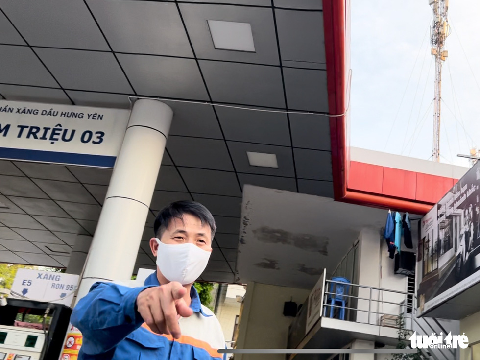 Giá xăng tăng, nhiều cửa hàng ở Hà Nội vẫn hết hàng hoặc bán ‘nhỏ giọt’ - Ảnh 7.