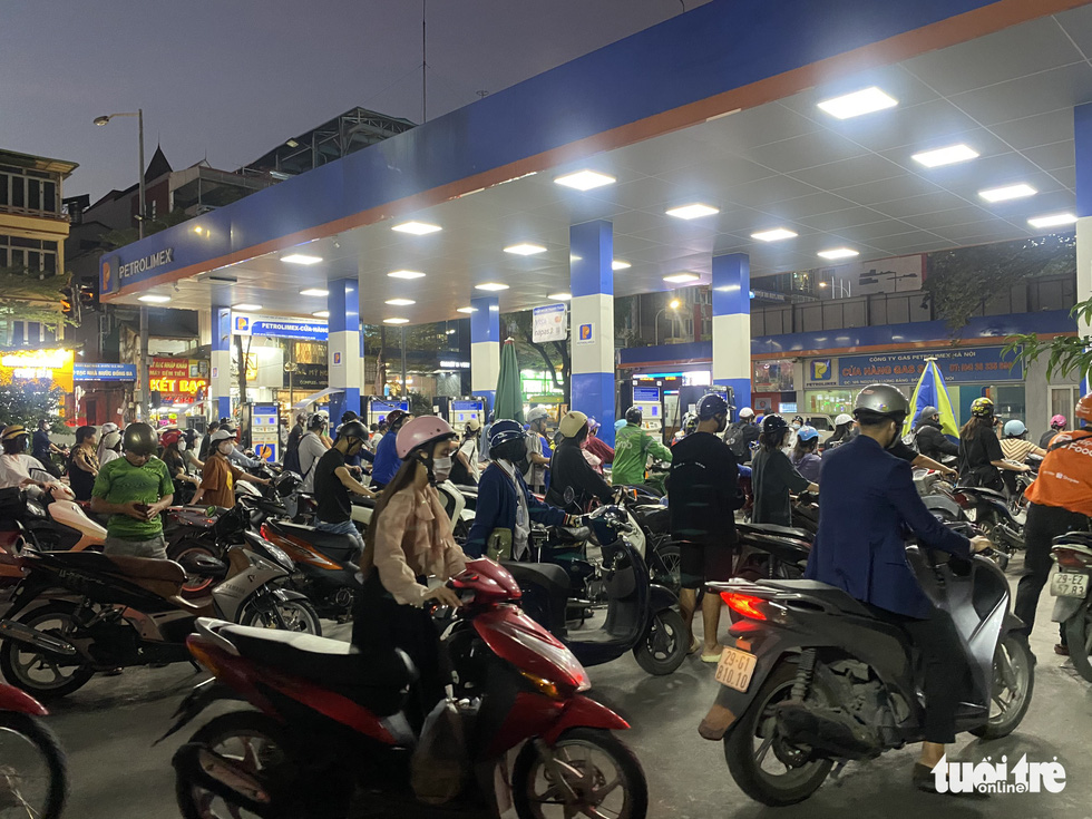 Giá xăng tăng, nhiều cửa hàng ở Hà Nội vẫn hết hàng hoặc bán ‘nhỏ giọt’ - Ảnh 10.