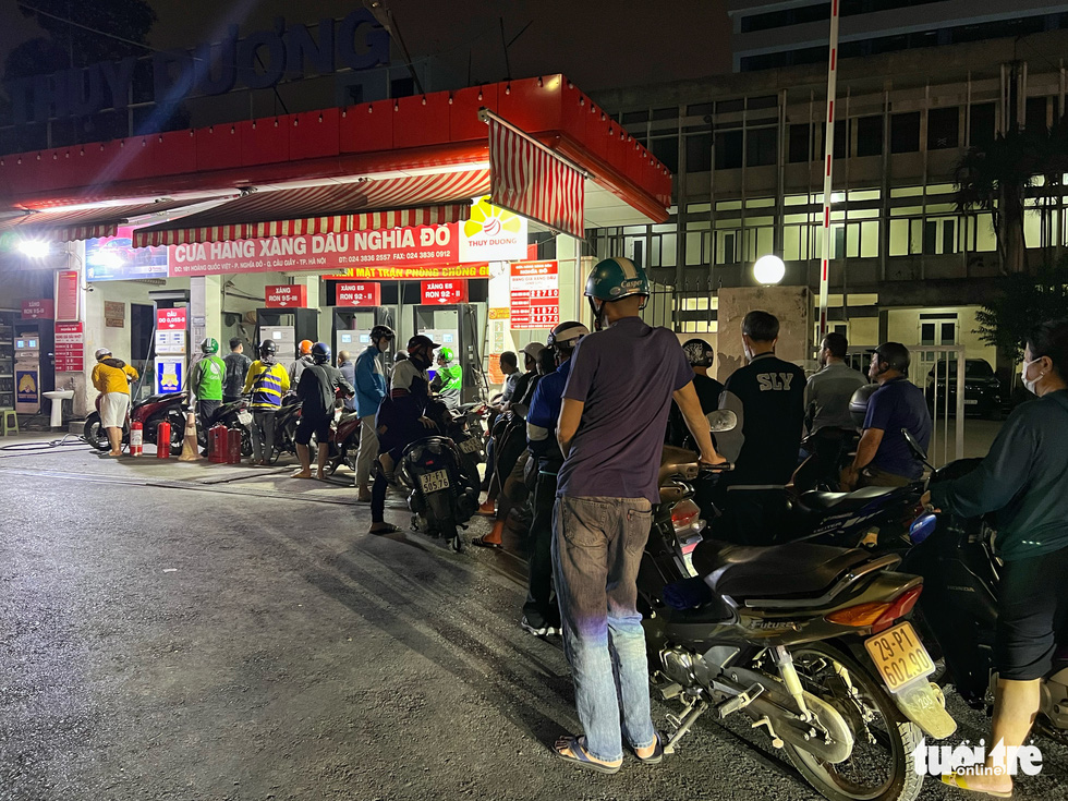 0h đêm, người dân Hà Nội vẫn xếp hàng rất dài để mua xăng - Ảnh 6.