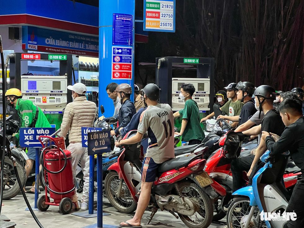 0h đêm, người dân Hà Nội vẫn xếp hàng rất dài để mua xăng - Ảnh 4.