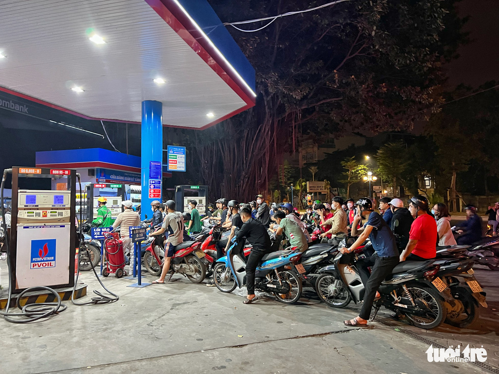 0h đêm, người dân Hà Nội vẫn xếp hàng rất dài để mua xăng - Ảnh 2.