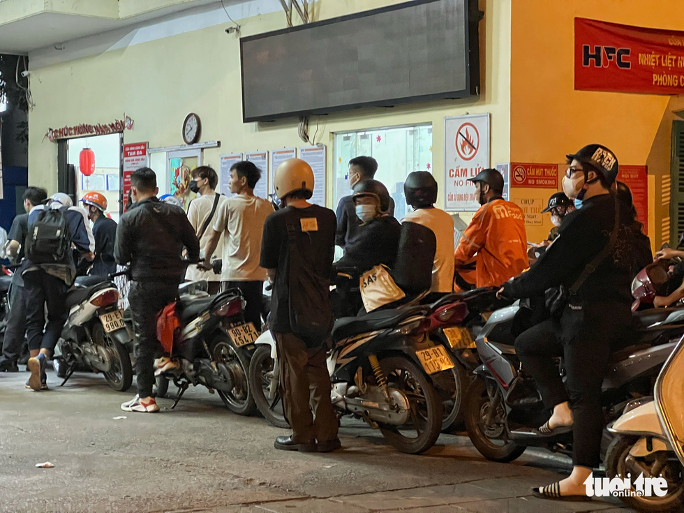 0h đêm, người dân Hà Nội vẫn xếp hàng rất dài để mua xăng - Ảnh 7.