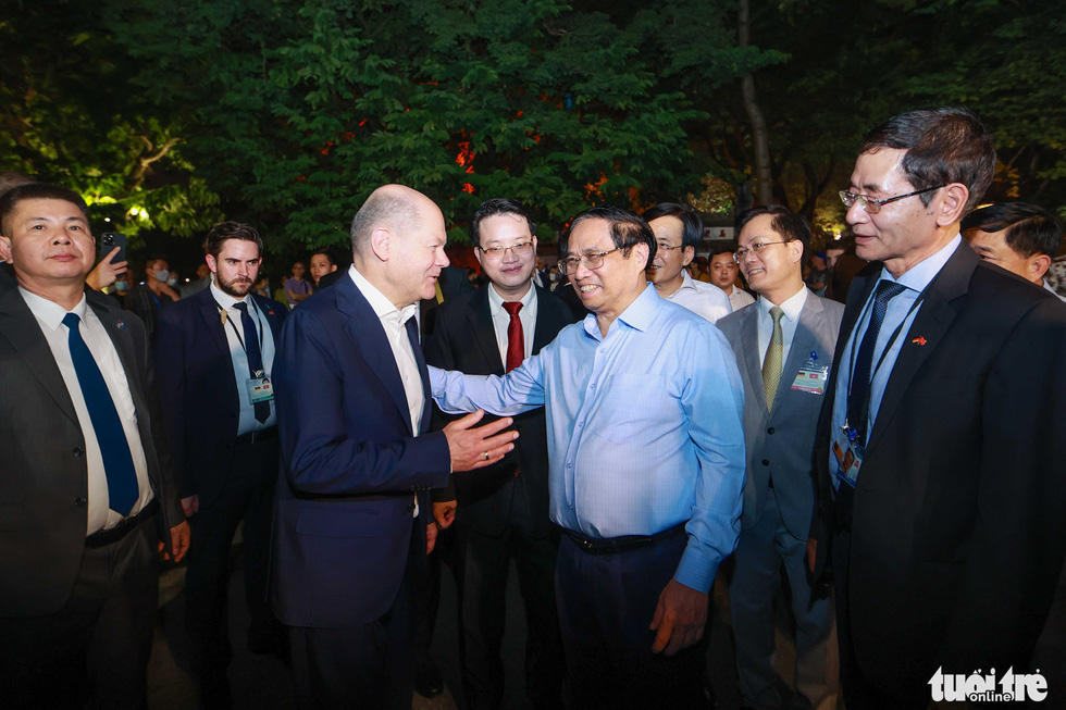 Thủ tướng Đức Olaf Scholz cùng Thủ tướng Phạm Minh Chính dạo bộ đêm hồ Gươm - Ảnh 1.