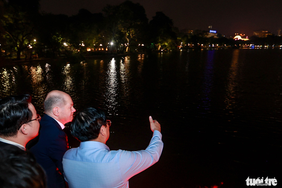 Thủ tướng Đức Olaf Scholz cùng Thủ tướng Phạm Minh Chính dạo bộ đêm hồ Gươm - Ảnh 2.