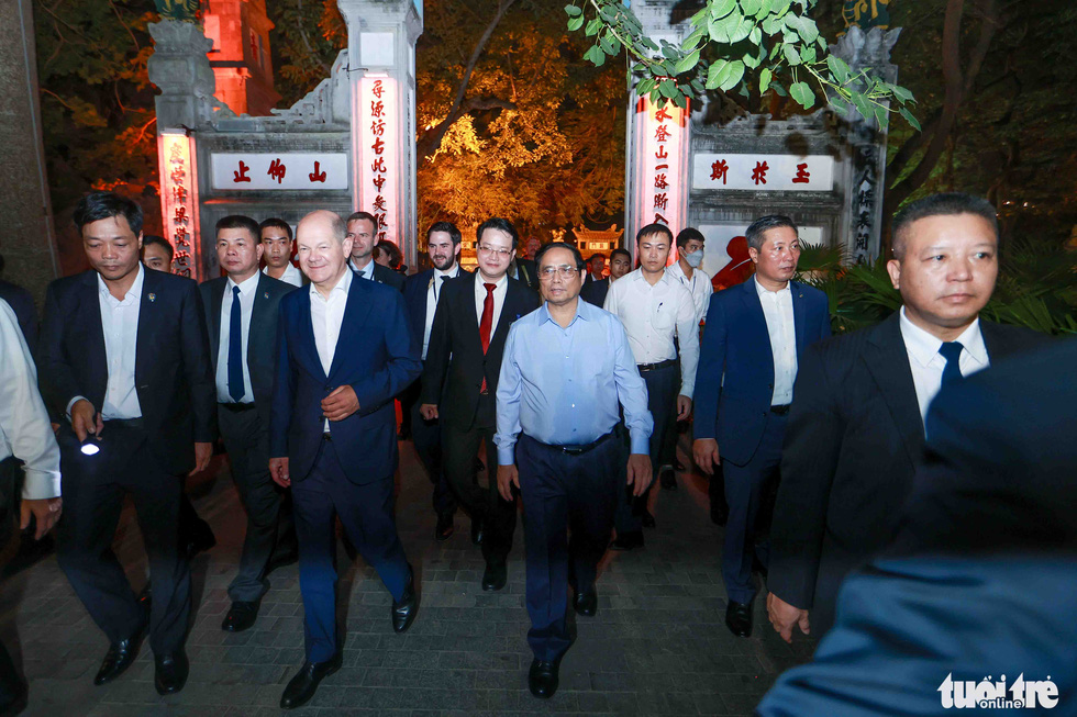 Thủ tướng Đức Olaf Scholz cùng Thủ tướng Phạm Minh Chính dạo bộ đêm hồ Gươm - Ảnh 5.