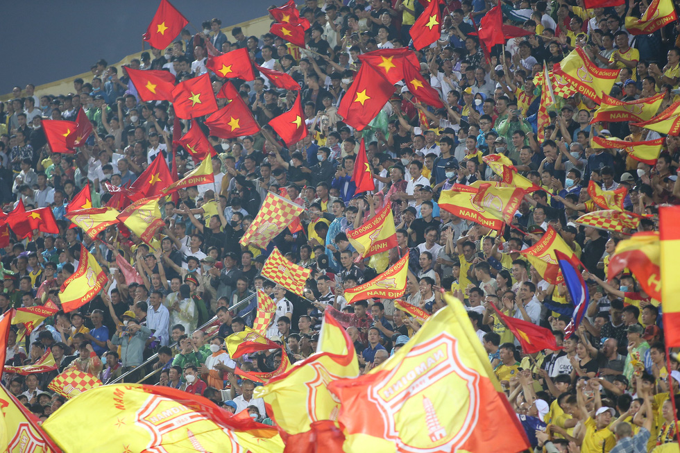 V-League 2022: Người hâm mộ Nam Định thở phào và vẫy cờ mở hội - Ảnh 1.