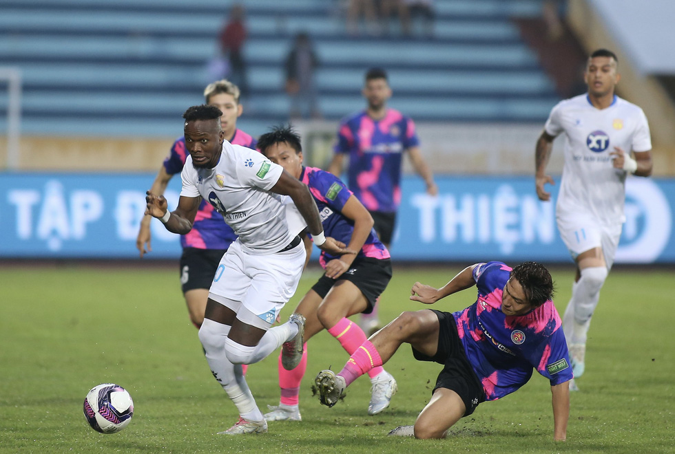 V-League 2022: Người hâm mộ Nam Định thở phào và vẫy cờ mở hội - Ảnh 3.