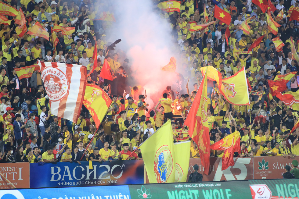 V-League 2022: Người hâm mộ Nam Định thở phào và vẫy cờ mở hội - Ảnh 4.