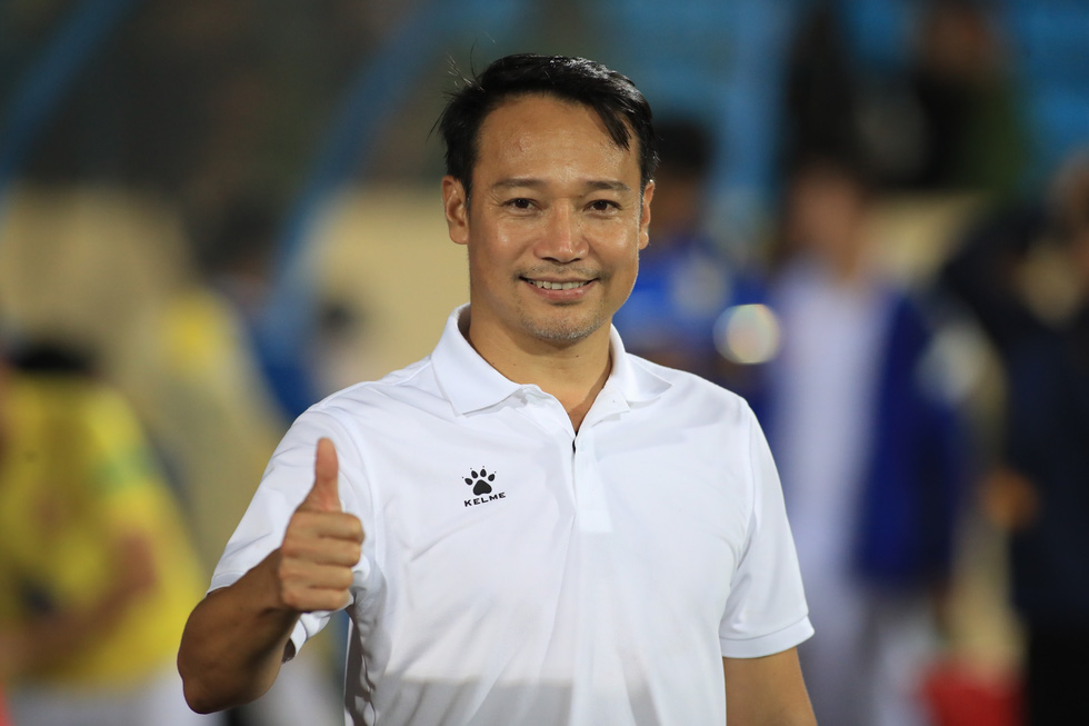 V-League 2022: Người hâm mộ Nam Định thở phào và vẫy cờ mở hội - Ảnh 5.