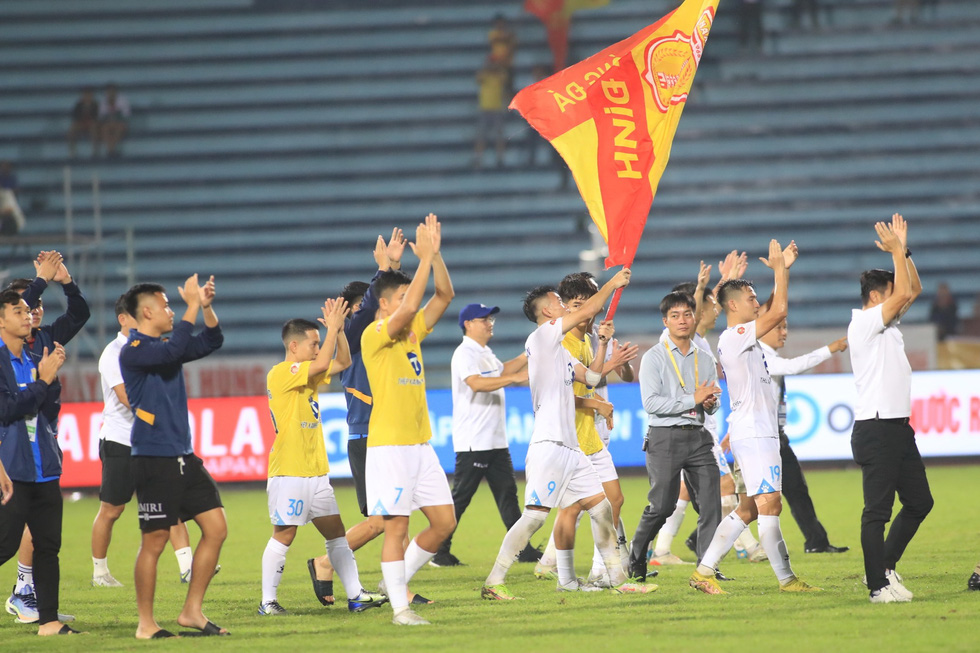 V-League 2022: Người hâm mộ Nam Định thở phào và vẫy cờ mở hội - Ảnh 6.