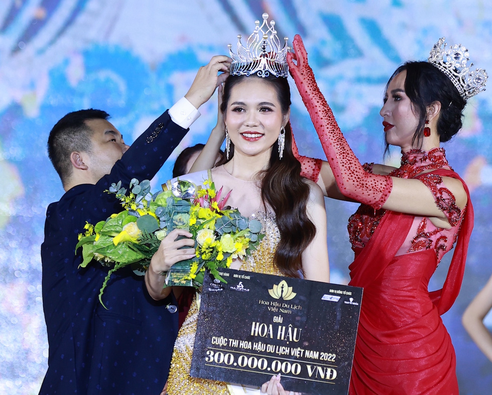 Hoa hậu Du lịch Ngọc Diễm thôi nhiệm kỳ dài 14 năm, trao vương miện cho tân hoa hậu - Ảnh 1.