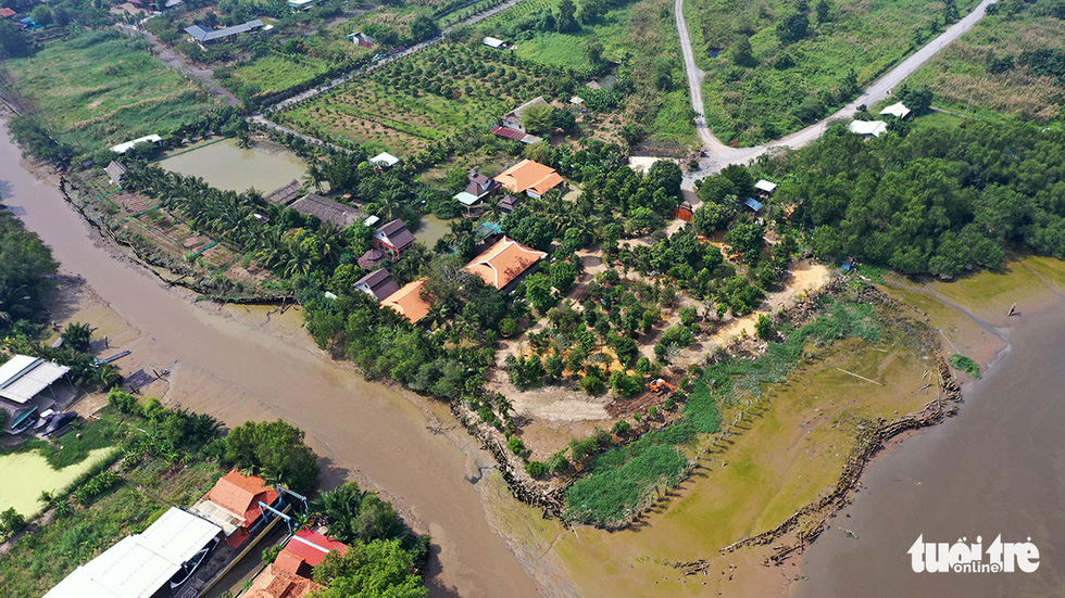 Dòng sông ở Sài Gòn bị biệt thự xâm lấn mỗi ngày - Ảnh 7.