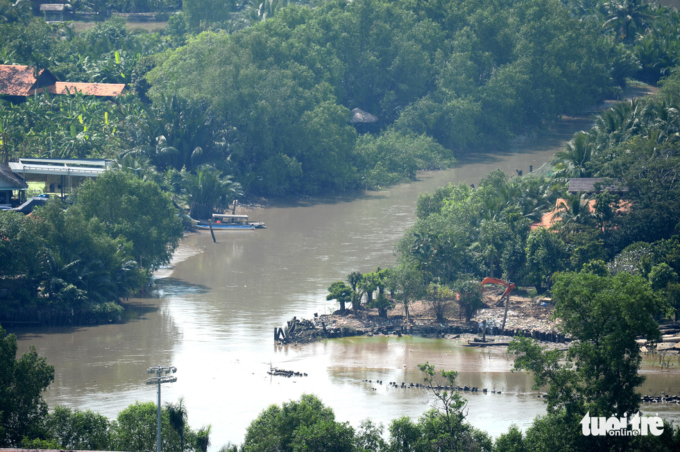 Dòng sông ở Sài Gòn bị biệt thự xâm lấn mỗi ngày - Ảnh 1.