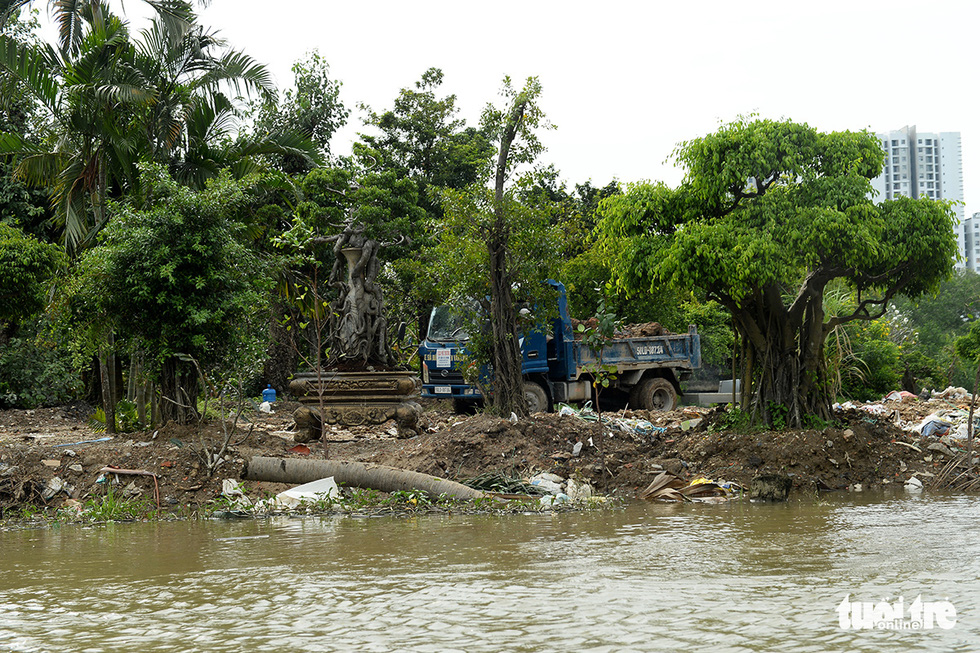 Dòng sông ở Sài Gòn bị biệt thự xâm lấn mỗi ngày - Ảnh 6.