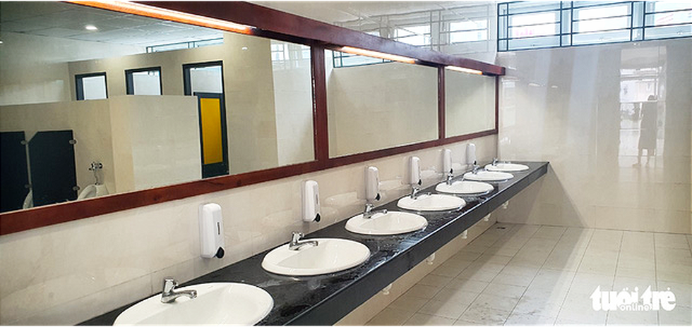 Trường công lập ở TP.HCM có nhà vệ sinh đẹp như khách sạn - Ảnh 5.