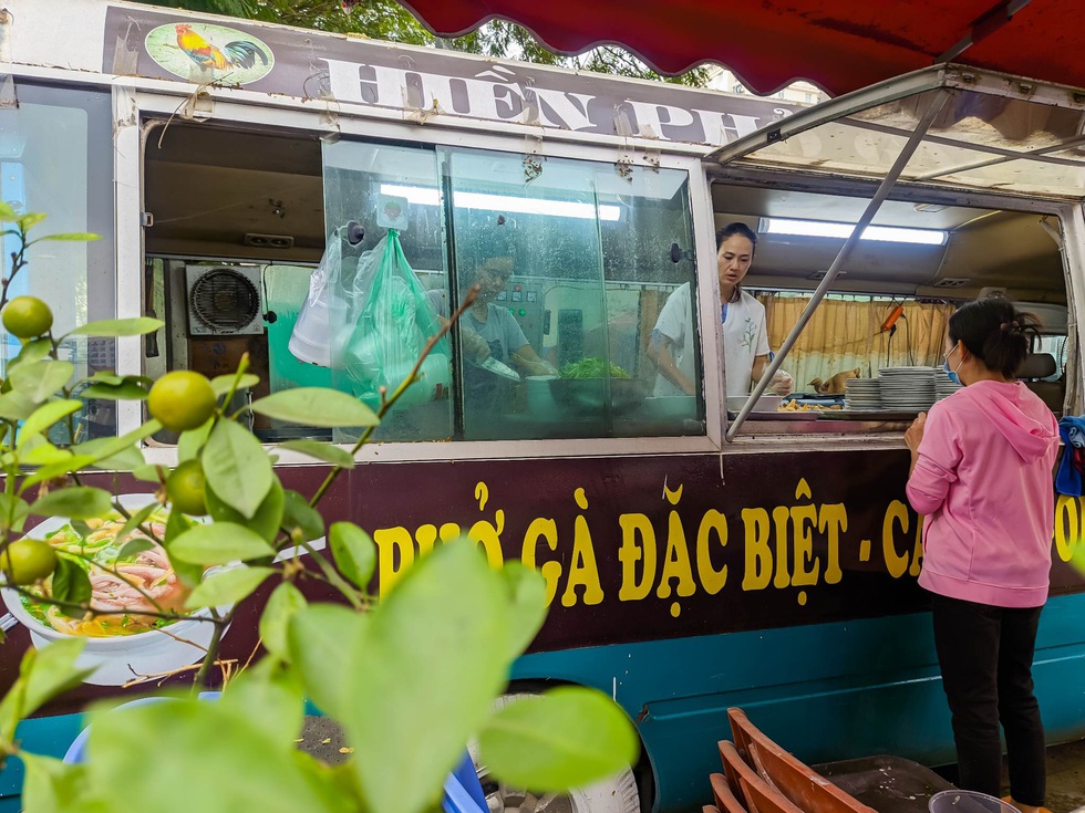 Tiệm phở gà đặc biệt làm từ... xe khách - Ảnh 1. Tiệm phở gà đặc biệt làm từ... xe khách - Ảnh 1.