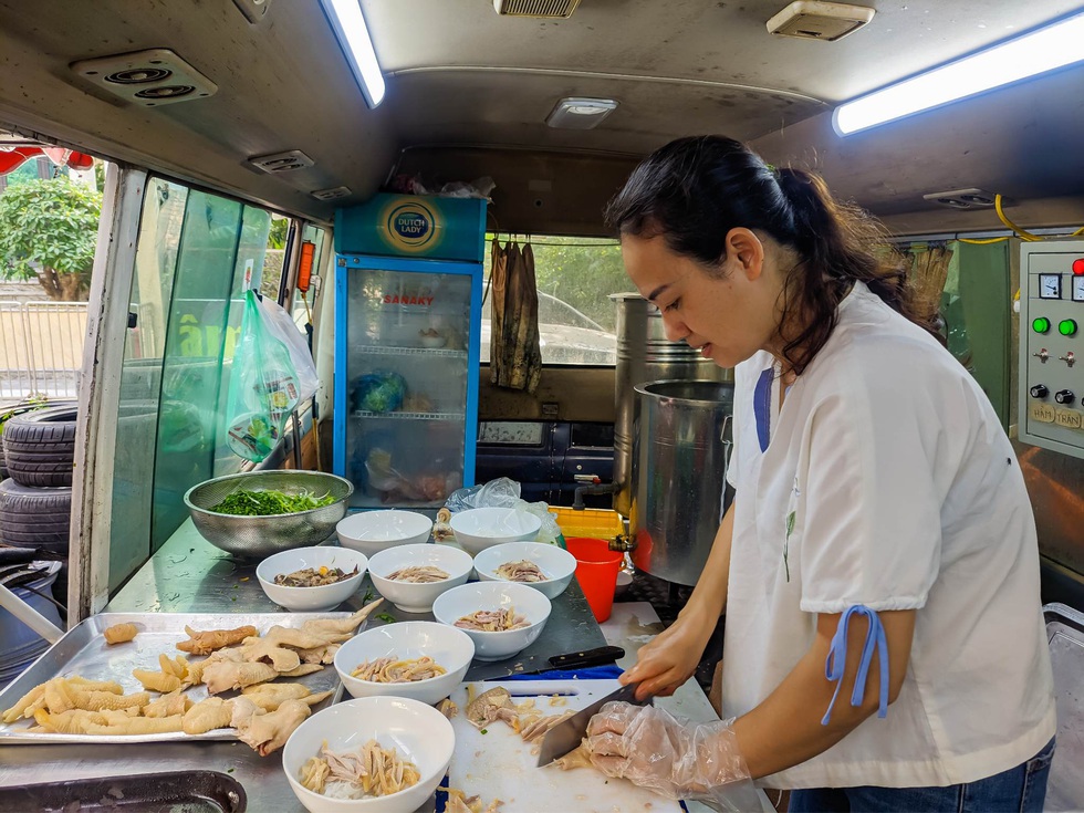 Tiệm phở gà đặc biệt làm từ... xe khách - Ảnh 3. Tiệm phở gà đặc biệt làm từ... xe khách - Ảnh 3.