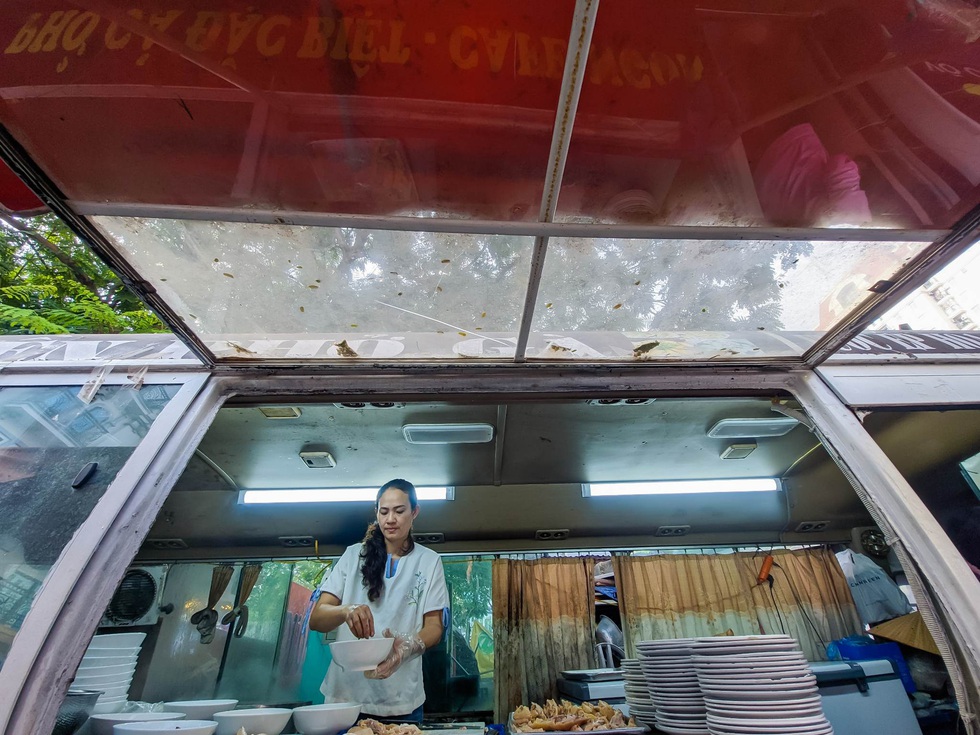 Tiệm phở gà đặc biệt làm từ... xe khách - Ảnh 4. Tiệm phở gà đặc biệt làm từ... xe khách - Ảnh 4.
