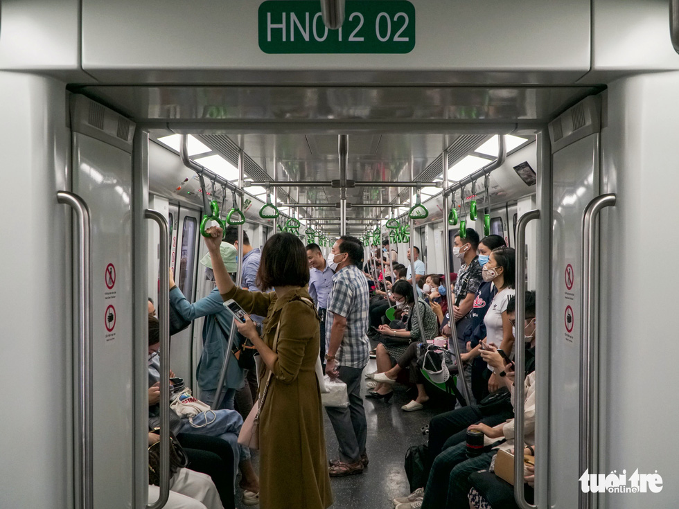 Nhiều người chuyển sang đi tàu metro vì không phải xếp hàng đổ xăng - Ảnh 1.